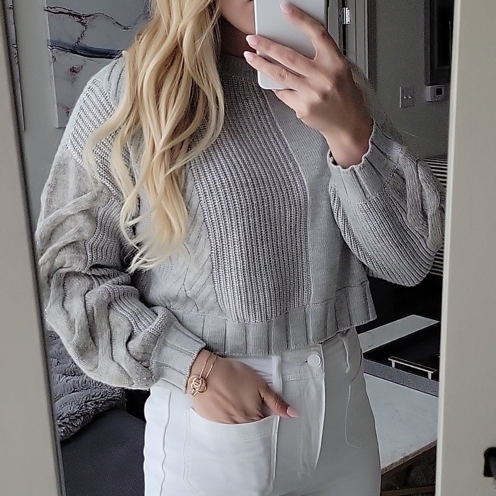 initial NWT Pullover Cropped, Light Grey - Picture 5 of 13
